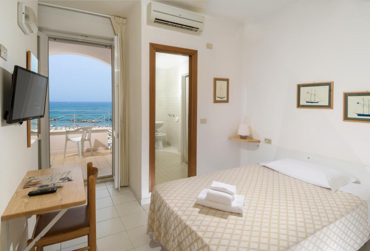 Hotel Continental Cattolica Dış mekan fotoğraf
