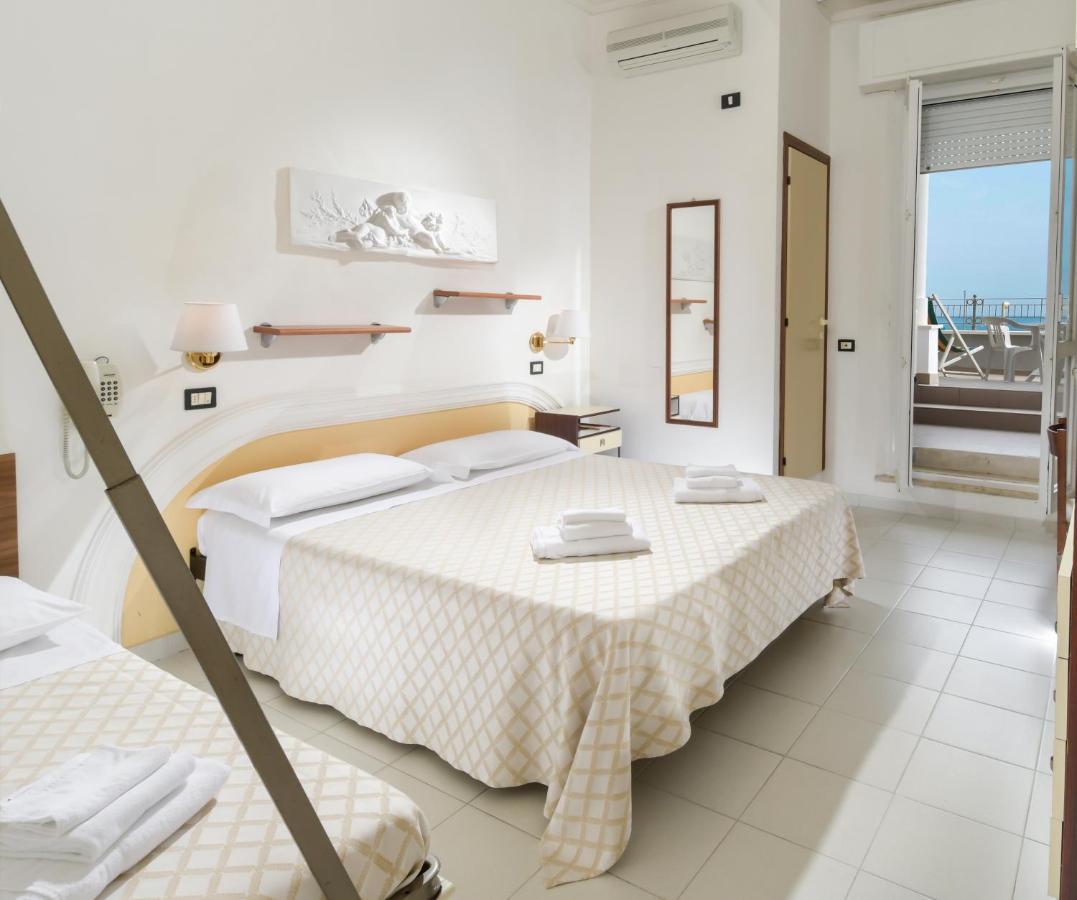 Hotel Continental Cattolica Dış mekan fotoğraf